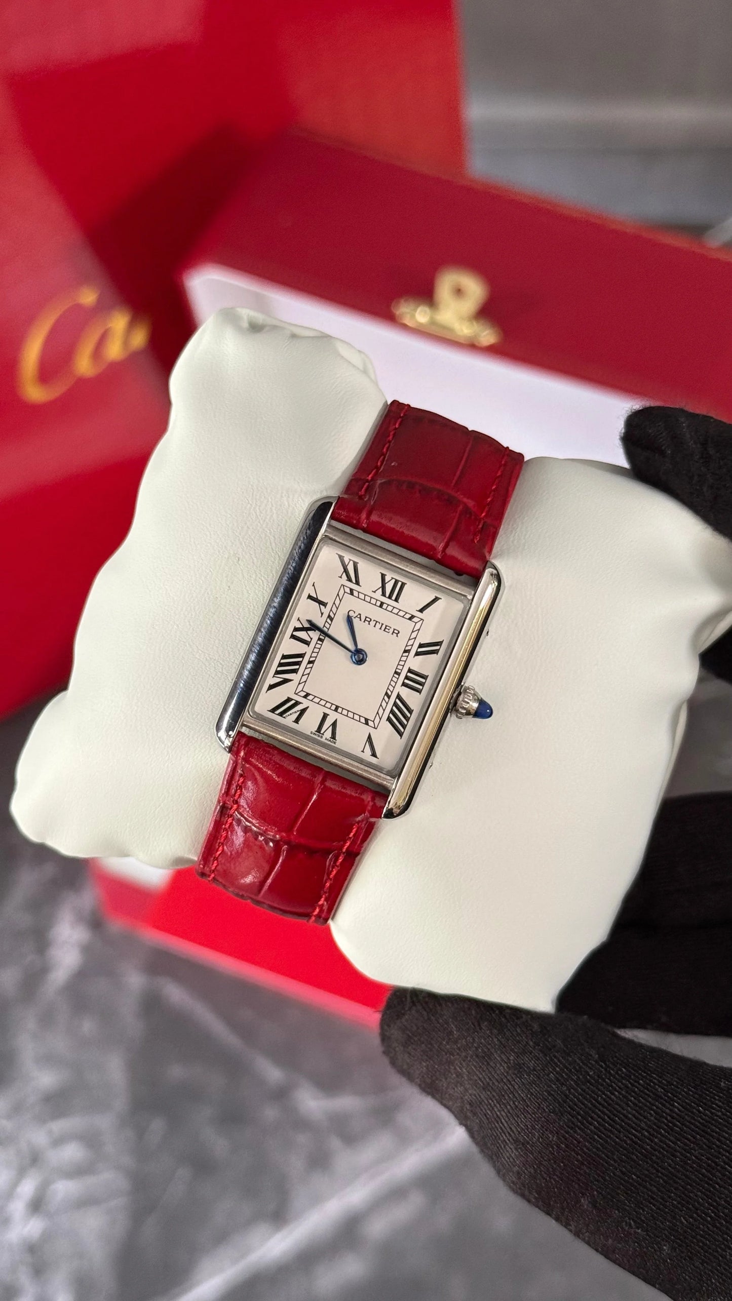 Cartier Tank Louis Rojo Esfera Blanca Mujer
