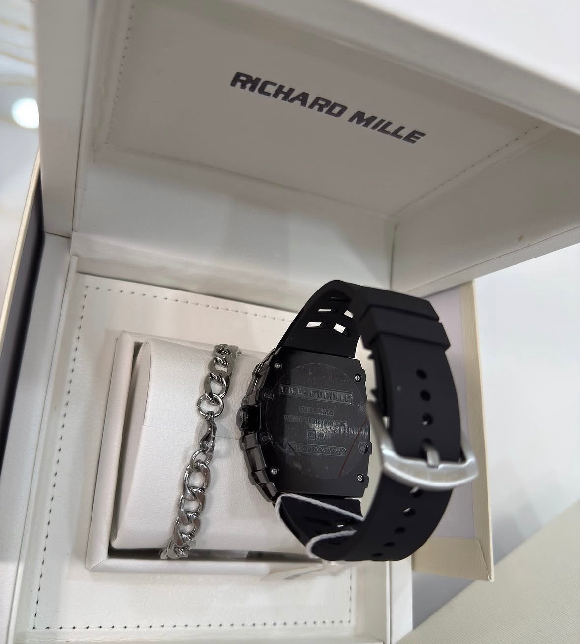 Richard Millie Con Caja Original Y Pulsera De Regalo